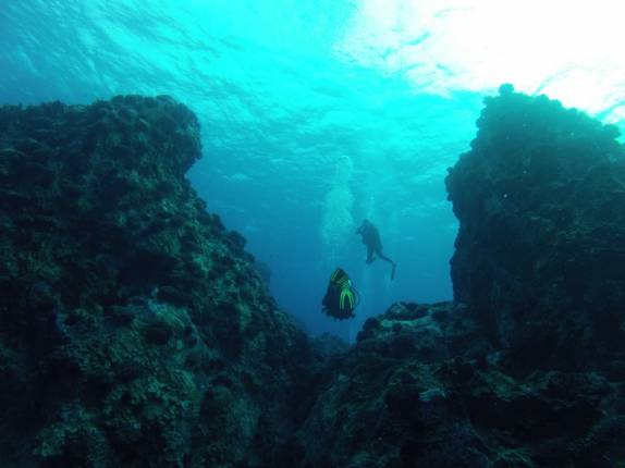 Explorando corais e cavernas durante mergulho na Ilha de Páscoa, em pleno Oceano Pacífico